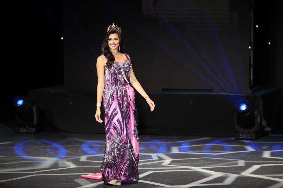 Ariam Diaz, Miss Puerto Rico 2021, handed the crown as a farewell to her reign. 