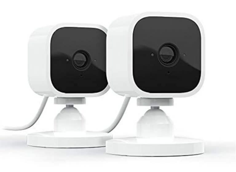 Compact, compact smart security camera and plug-in Blink type for indoor use