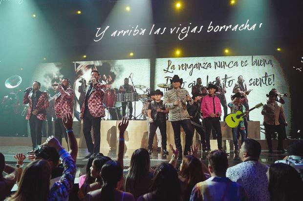The moment Banda MS and Grupo Firme came together to honor Jenny Rivera (Photo: Premios Juventud/Instagram)