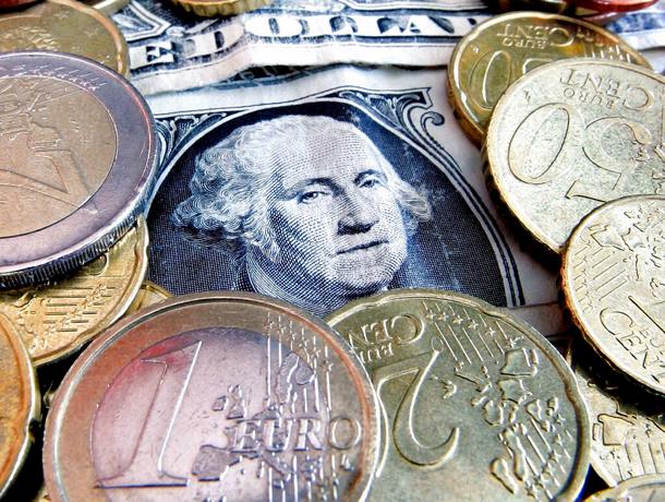 El euro cae por debajo de 1,01 dólares, es la primera vez desde 2002