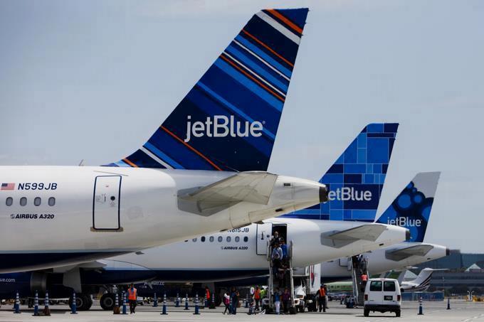 Pacheco se queja de “abusos” de JetBlue y recomendará al Gobierno cancelar su licencia