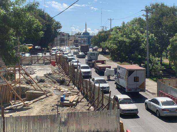 Choferes de Santiago paralizan servicios al ser desplazados de zona donde construyen teleférico y monorriel