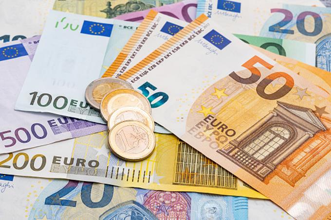 The euro is rising and costs more than a dollar
