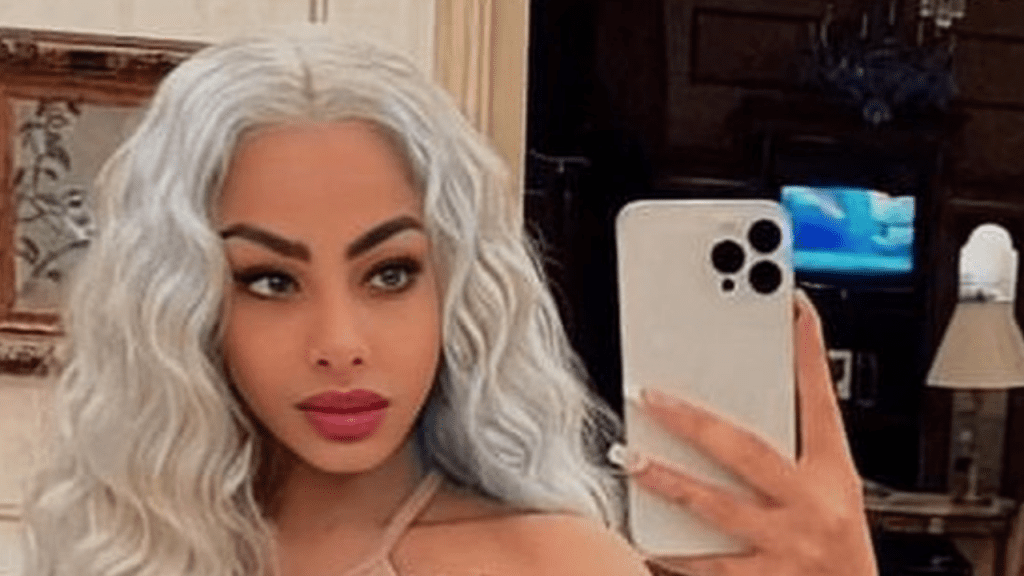 Yailin, the hottest Anuel AA wife, shows off her new haircut and turns up the heat in a micro bikini