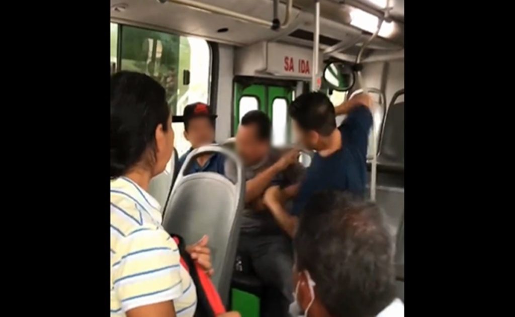 VIDEO. Joven golpea a presunta acosador de una mujer en el transporte público de NL