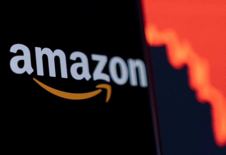 Amazon is preparing for the Great Recession: it is cutting 100,000 jobs, an unprecedented decision in its history.  REUTERS / Dado Ruvic / Illustration