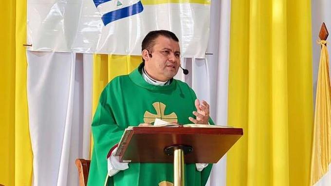 "No me dejen solo", clama sacerdote nicaragüense asediado por policías