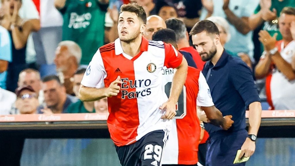He barely made his debut in Feyenoord and the player who makes Jimenez's life impossible