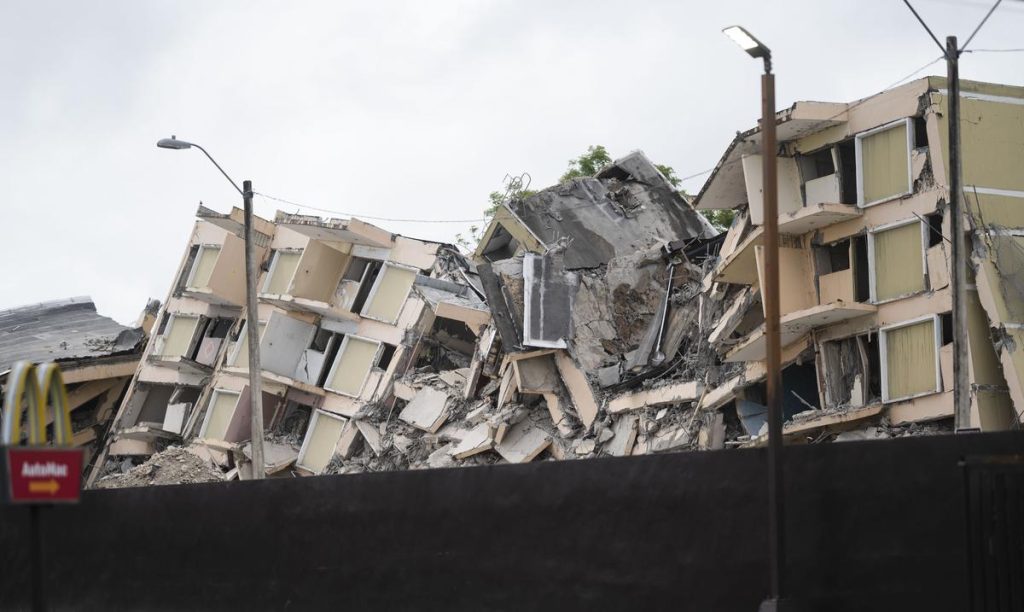 The last 390 apartments at the Torres de Sabana complex in Carolina were demolished.