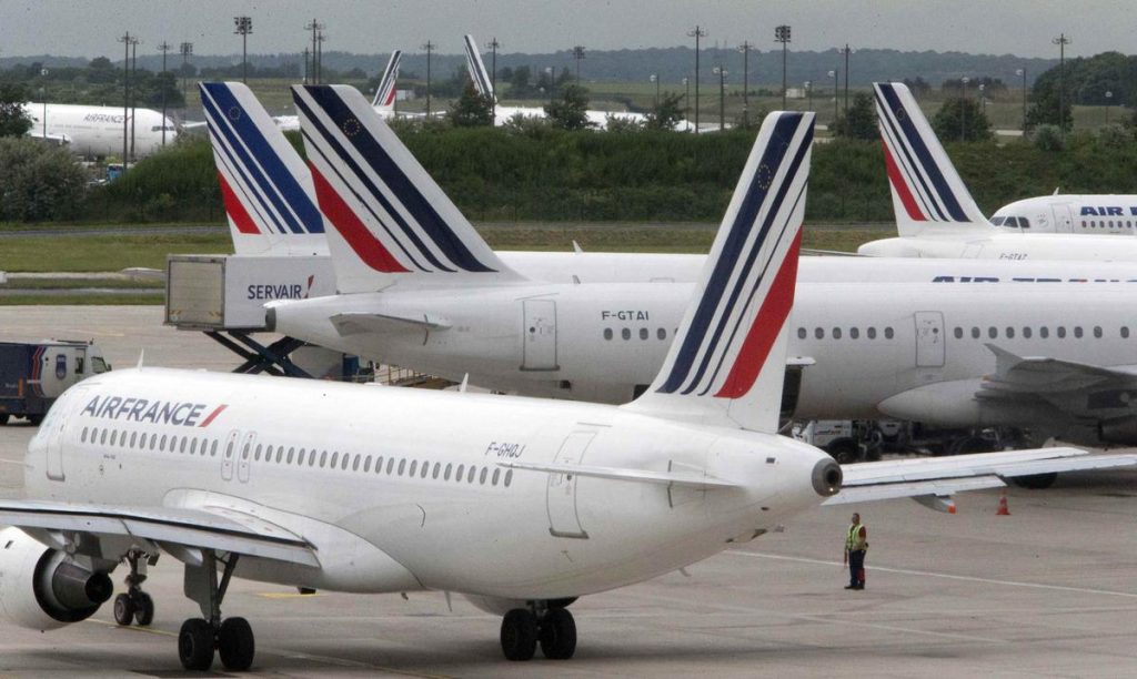Two Air France pilots have been suspended for fighting inside the cabin