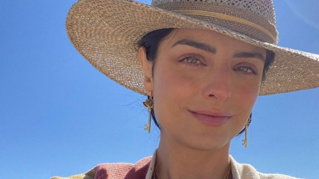 Aislinn Derbez uses this essential oil to get porcelain skin at the age of 30