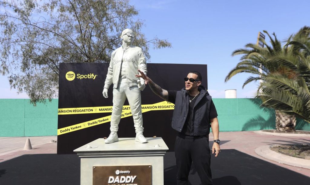 Spotify honors Daddy Yankee with a statue in the Chilean capital