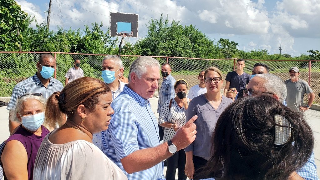 Diaz-Canel sends residents to work in a marginal neighborhood in Havana, selected for another tour