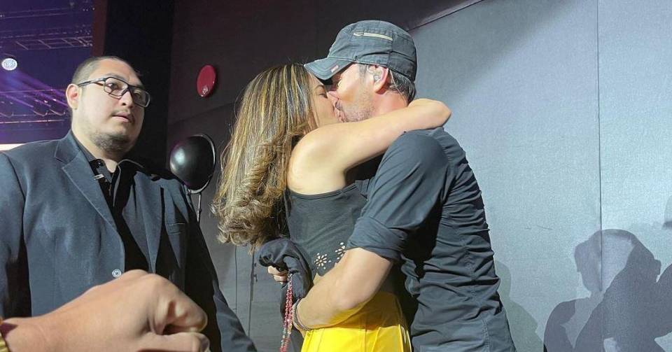 Fanatics kiss Enrique Iglesias on the mouth and unleashes controversy on social media