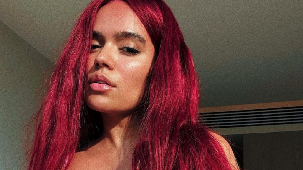 Karol G raises the temperature in a tight swimsuit