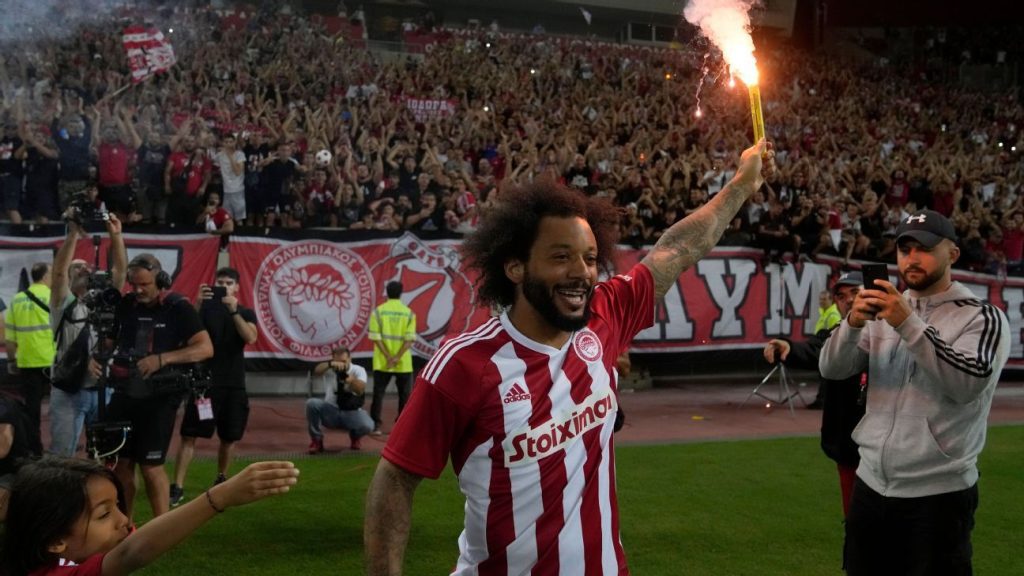 Marcelo welcomed more than 20,000 Olympiacos fans after his signature