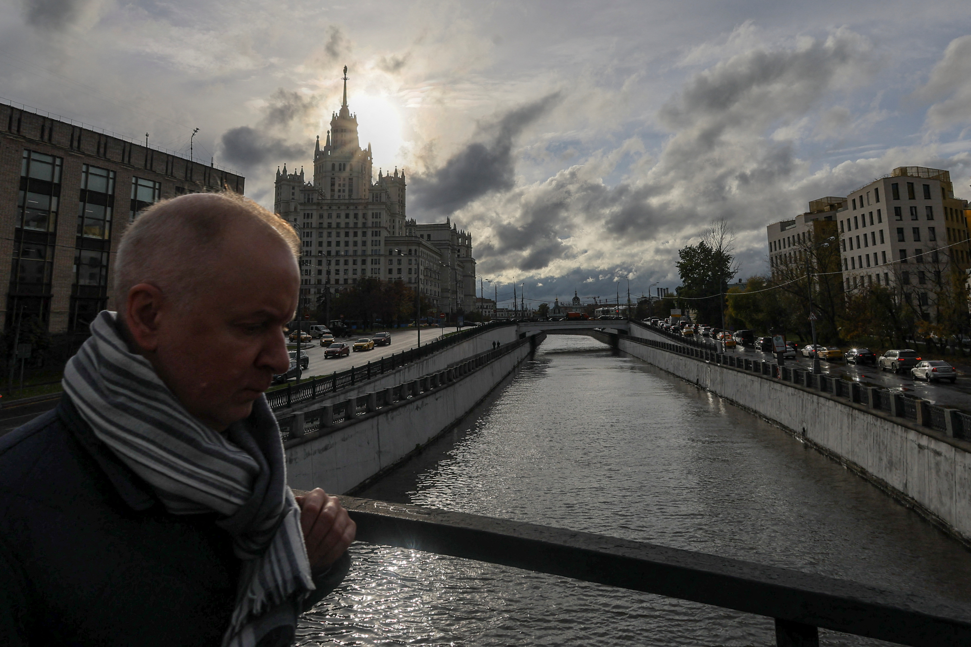 A man walks across a bridge in Moscow, October 4, 2022 (REUTERS/Evgenia Novozhenina)
