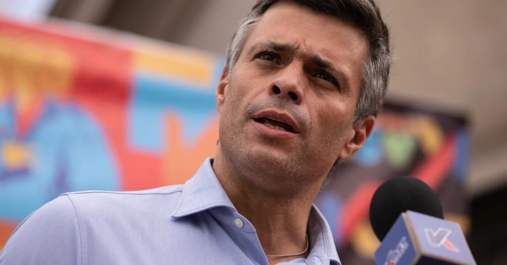 Leopoldo Lopez deplored that Sebin officials broke into his Caracas home, stole goods and kidnapped a security guard.