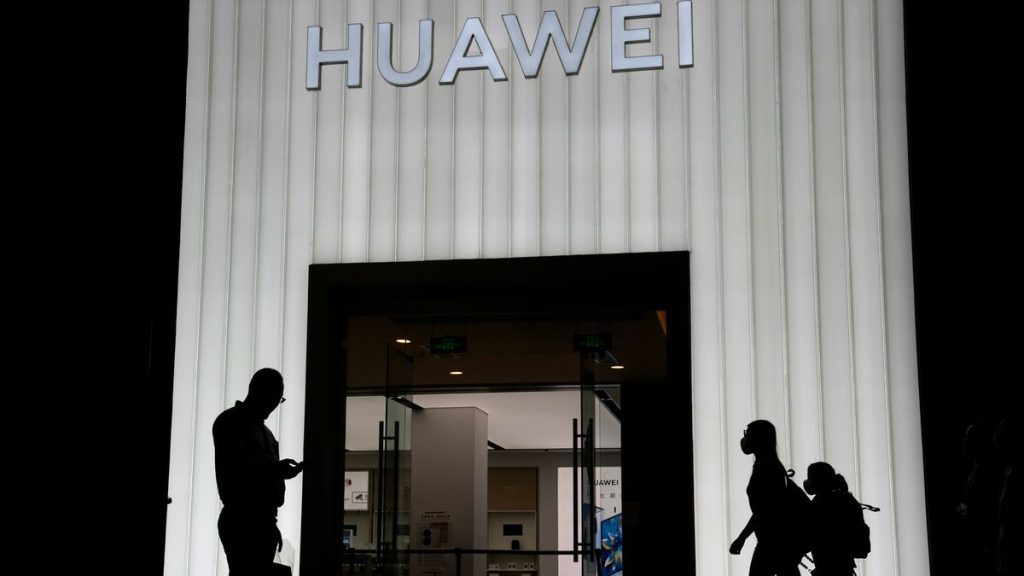 US accuses two Chinese citizens of spying for Huawei |