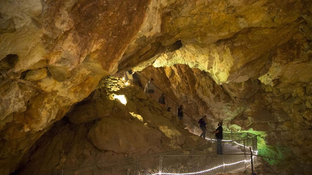 5 tourists are trapped about 60 meters underground in the caves of the Grand Canyon of Arizona.