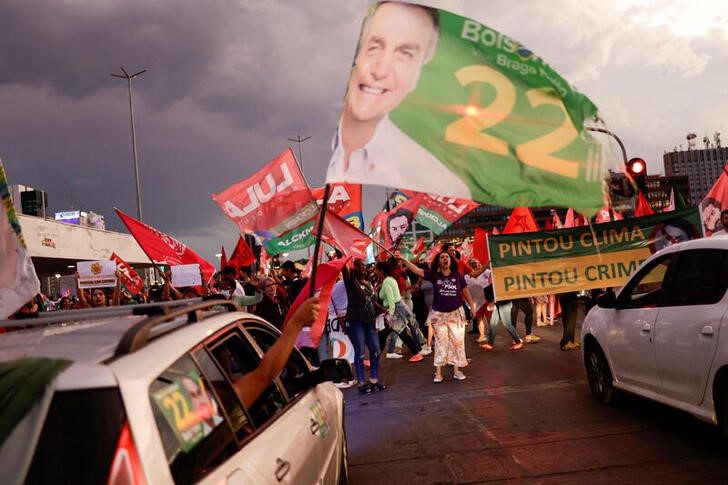 Supporters of President and re-election candidate Jair Bolsonaro share a space in a street with supporters of former President Luiz Inacio Lula da Silva in Brasilia on October 26, 2022 (Reuters/Usley Marcelino)