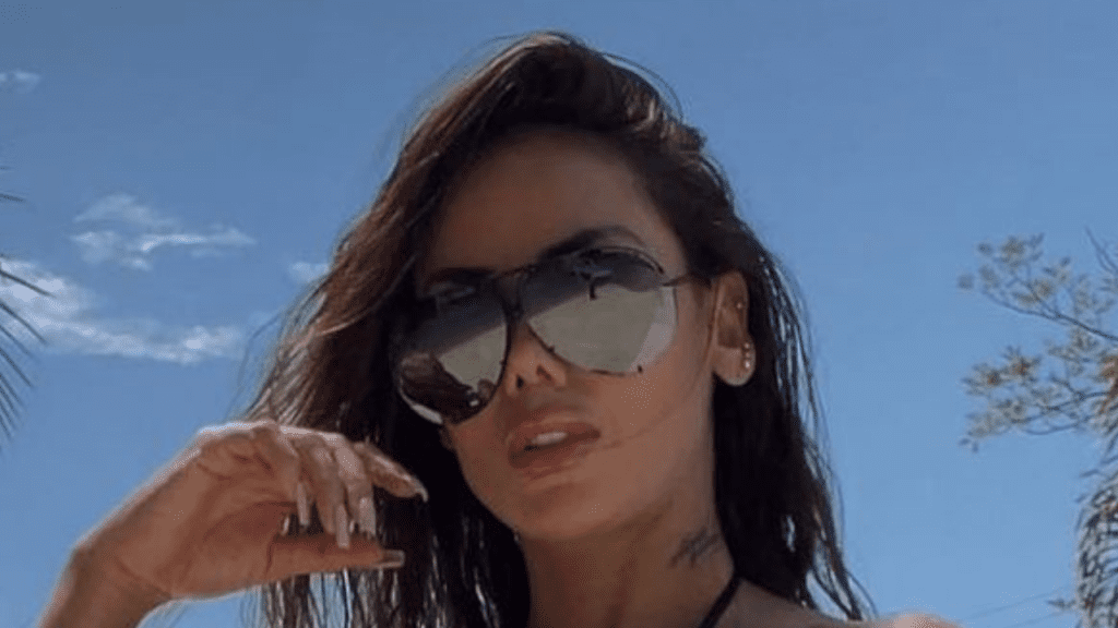 From the beach, Sonia Isaza rocked the net in a tight swimsuit