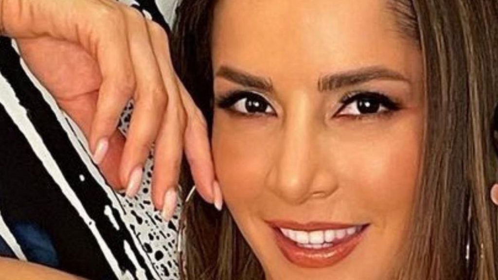 From Cancun, Carmen Villalobos turns the temperature up in a revealing swimsuit