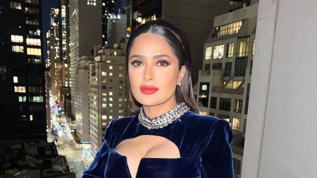 Salma Hayek taught us how to wear a corset in the fall to show off a wasp waist