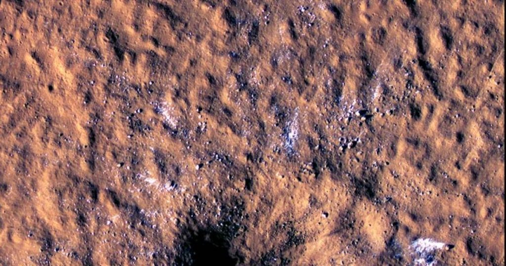 The impact of meteorites on Mars reveals the shape of the crust of Mars