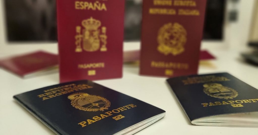 What passport should I use if I am a dual citizen and want to travel to the US?