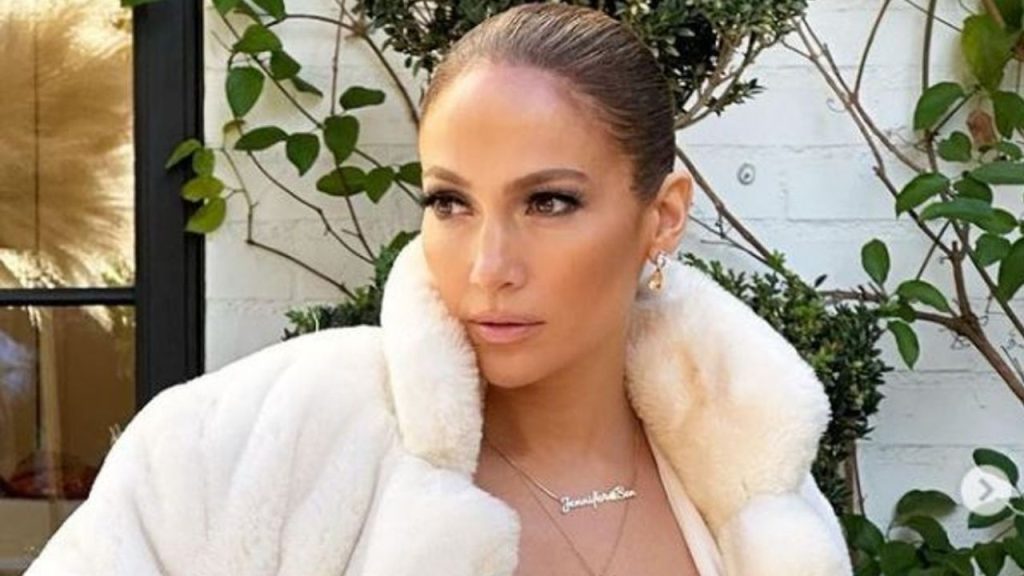 Jennifer Lopez teaches us how to wear the perfect sophisticated high ponytail for a birthday party