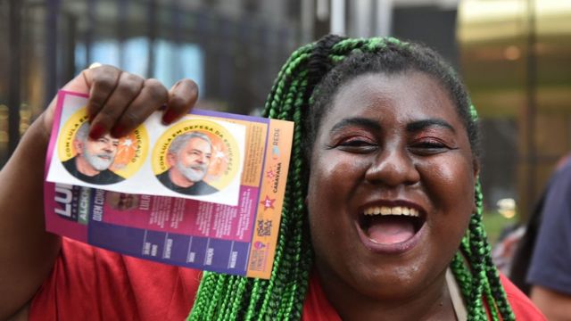 A supporter of Lula shows the ballot paper with a picture of her candidate in the second round of elections in Brazil