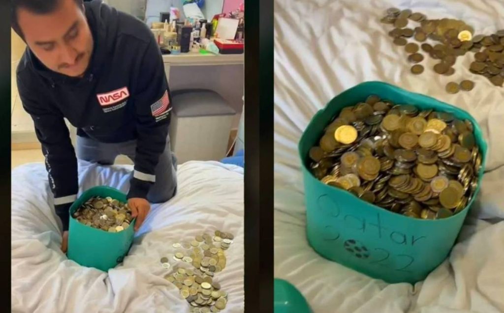 A young man saved thousands of coins of 5 and 10 pesos to go to Qatar 2022