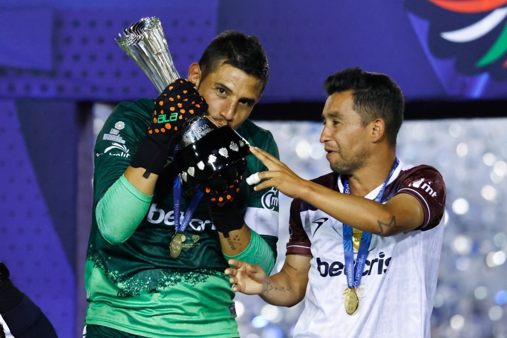Hobbit Bermudez added his third league title with Atlante Mediotempo