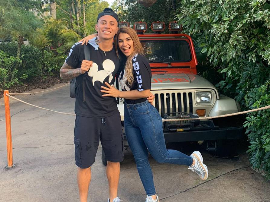 Soccer player Joao Rojas asks journalist Samba Alvarado for her hand in Disney |  people |  entertainment