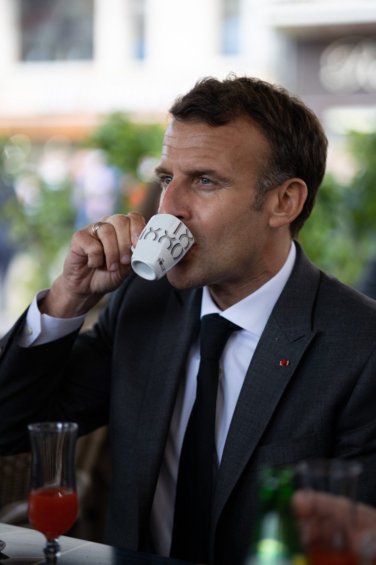 Emmanuel Macron does not forgive his coffee either