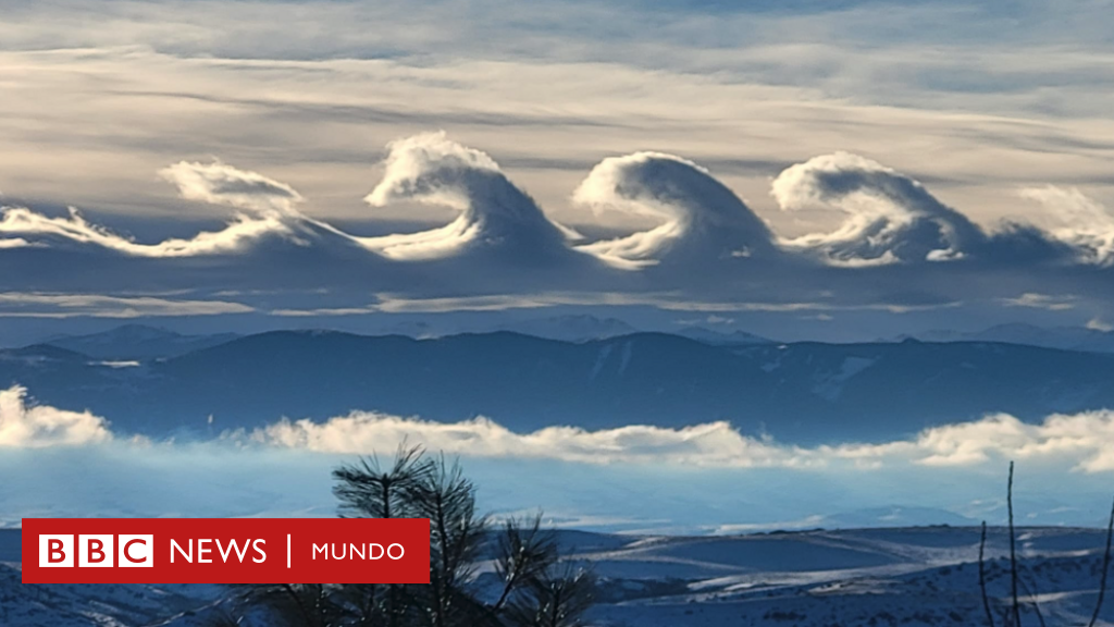 An impressive image showing the strange phenomenon of Kelvin-Helmholtz clouds