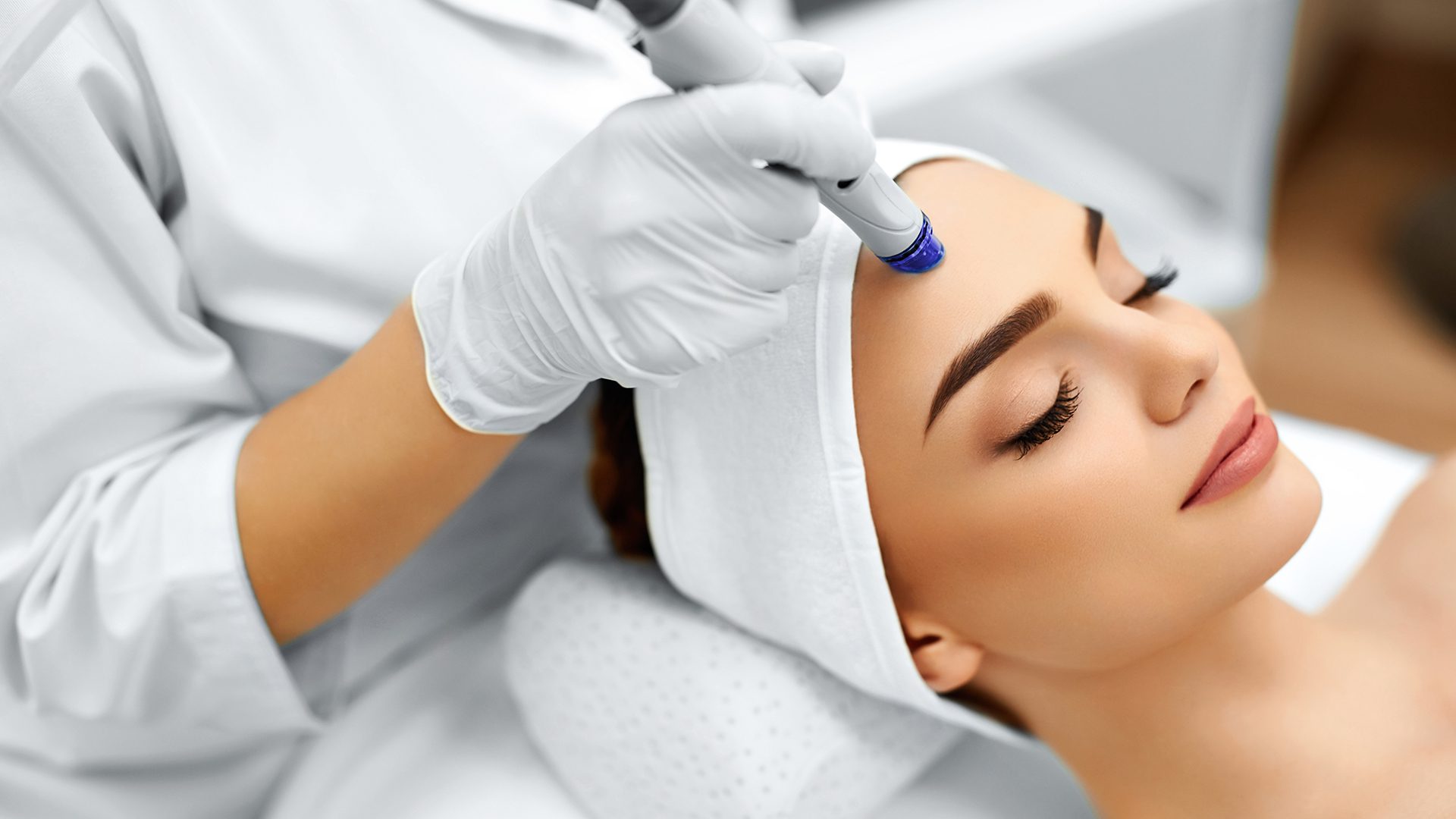 Aesthetic medicine offers non-surgical treatments in just a few sessions (Getty Images)
