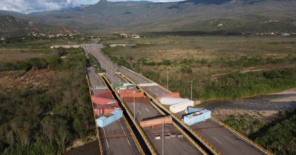 After blocking the passage of humanitarian aid in 2019, Maduro ordered the removal of containers from the Tendetas Bridge
