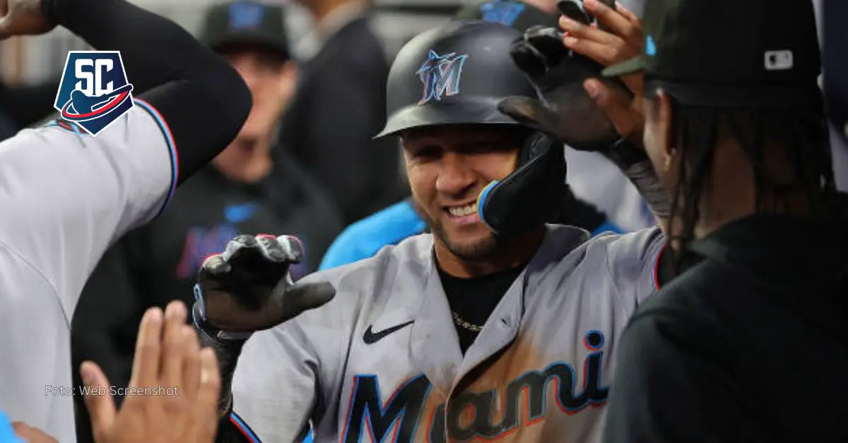 Yuli Gurriel has signed a 2024 MLB contract