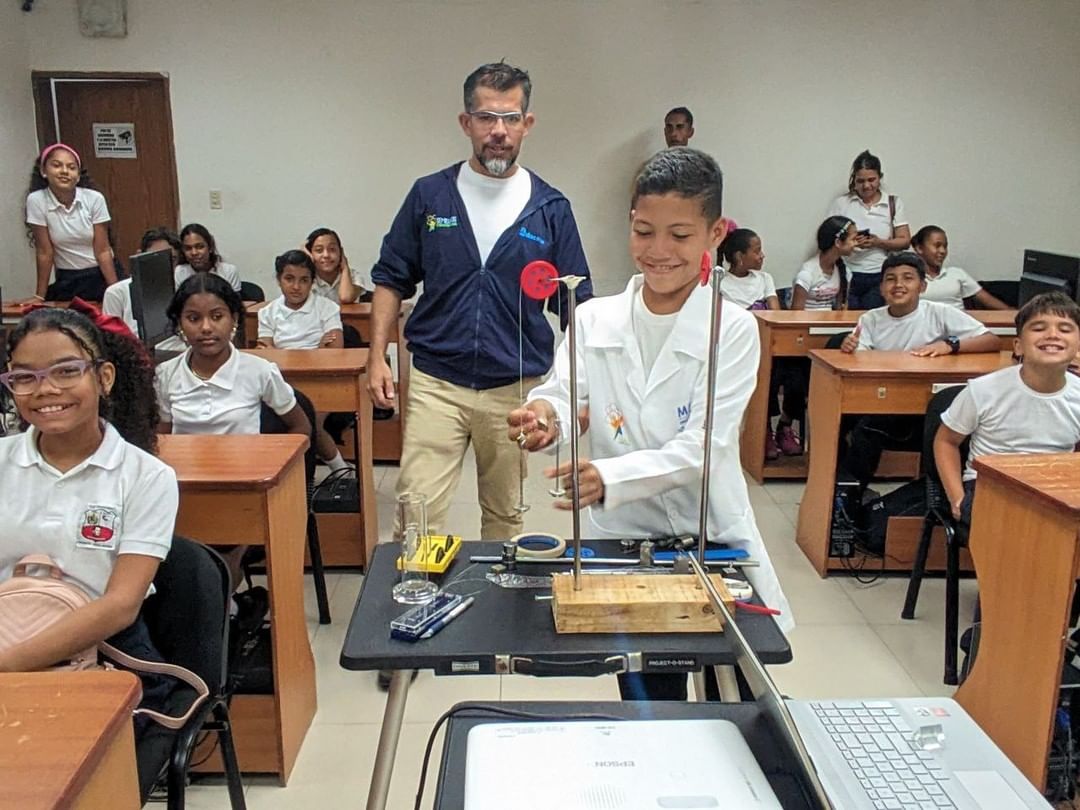 In Portuguesa and Sucre they explore the wonderful world of science