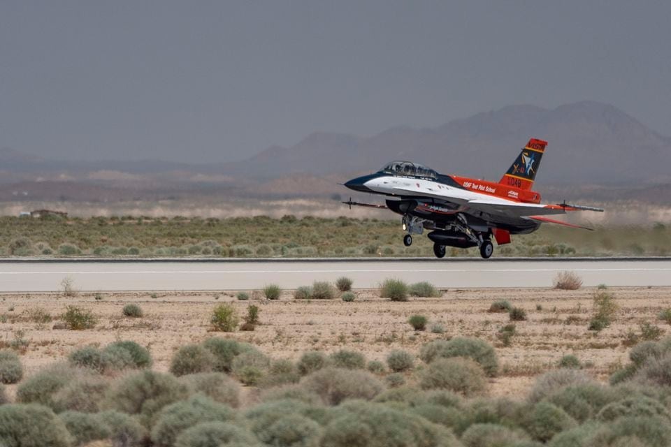 Unprecedented combat simulation of US fighter jet powered by artificial intelligence (Video).